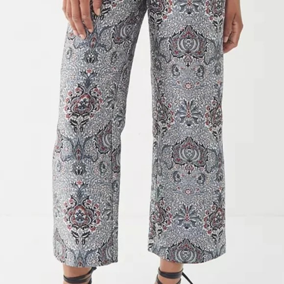 Urban Outfitters Women's Gray Red Juliet Cropped Victorian Jacquard Pants Size 2 - Picture 12 of 12